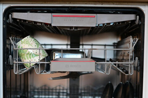 Ополаскивать тарелки перед загрузкой в посудомойку или нет: в давнем споре поставлена точка