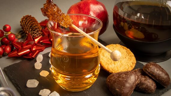 Лишний вес ни при чем: почему на самом деле нельзя пить чай с конфетами