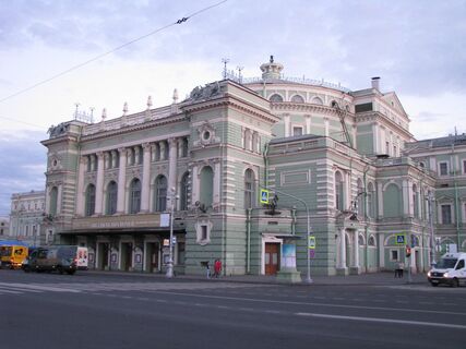 Руки, которые знал весь мир: почему площадь перед Мариинкой назвали в честь «дирижера без палочки»