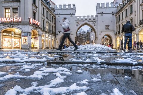 Нанесла бытовое средство на сапоги — больше не промокают: хоть по лужам гуляй — ноги в тепле и сухости