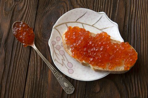 Не баночка, а кусок хлеба: бутерброд с натуральной красной икрой подорожал на 13%