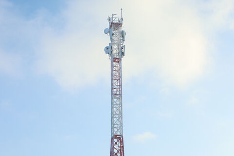 Антенны в 20 метрах от домов: суд Петербурга проверяет излучение МТС и МегаФона