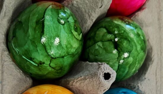 Малахитовые яйца на Пасху: пара копеечных компонентов — и скорлупа сверкает зелеными переливами