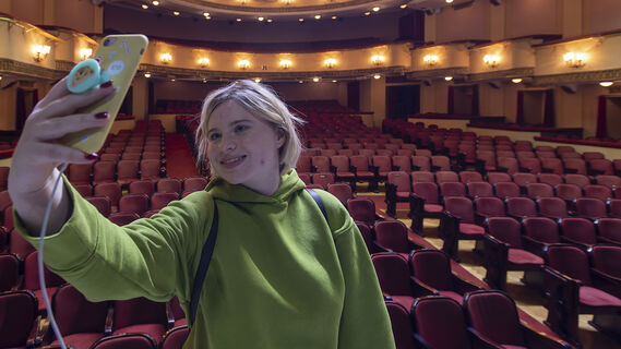 Женщина, театр