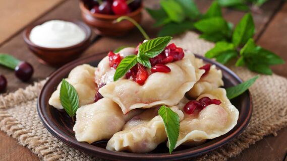 Приготовьте нежные и сладкие вареники с черешней