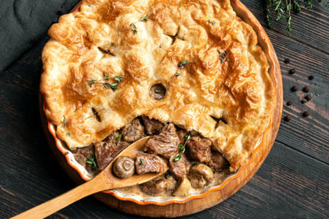 Пирог для хозяйки-лентяйки: обжарила начинку - и в слоеное тесто, на 23 февраля идеально