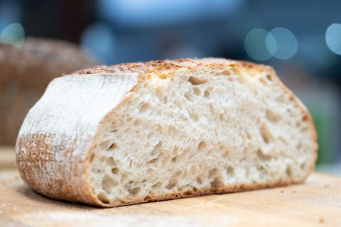 Хлеб - всему голова: народные приметы, связанные с пищевым продуктом - что разрешается, запрещается с ним делать