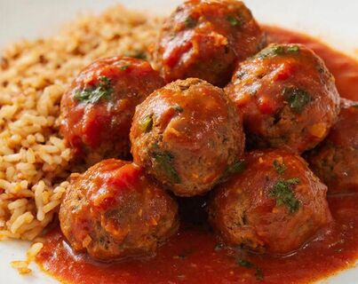 Мешаю по горсти фарша и риса: Получаю тефтели "Идеальные" к ужину