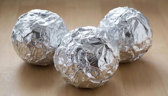 Забудьте про дорогую химию: 3 шарика из фольги — и унитаз пахнет свежестью неделями