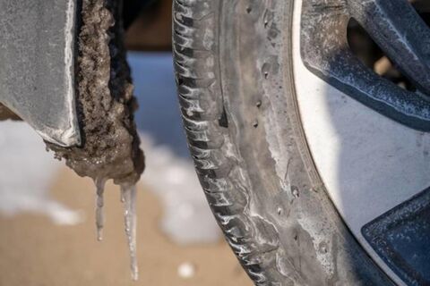 Как легко защитить пороги и подкрылки от грязевой «лепнины»: секрет опытных водителей