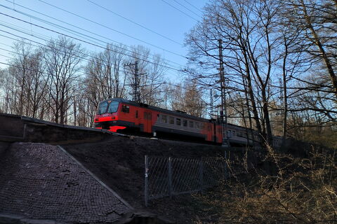 Три часа в «пробке»: пять поездов на Петербург застряли в Тверской области из-за весеннего шторма