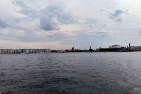 Радужная катастрофа на Неве: ТЭЦ разлила нефть у Дворцового моста