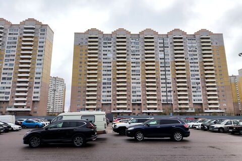 Стоянка «за спасибо» уходит в прошлое: Седов объяснил, где и почему в Ленобласти введут платные парковки