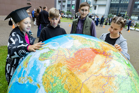 глобус, дети