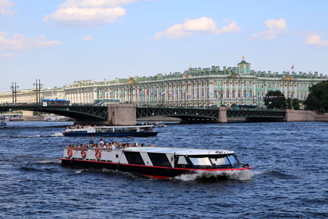 Не за белыми ночами, а за контрактами: в Петербурге за год число деловых туристов выросло более чем на 10%