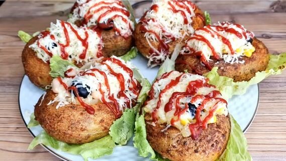Картофель с овощами под сырной шапкой