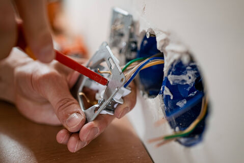 Установка розетки без ошибок: где фаза, а где ноль - запомните раз и навсегда