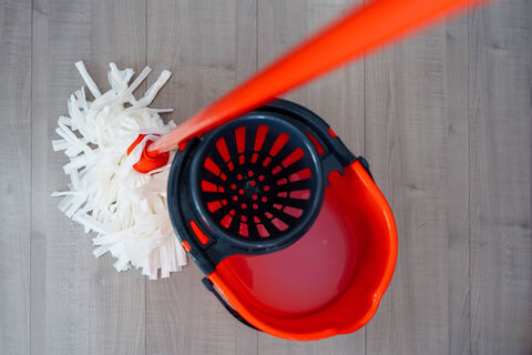 Когда запрещается мыть полы - народные приметы: вот как уберечься от любых проблем