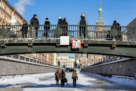 Ледяная дань чемпионам: имена олимпийцев «всплыли» на канале Грибоедова