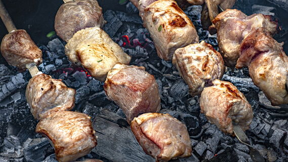 В Греции умеют готовить шашлык: уникальный маринад с можжевельником