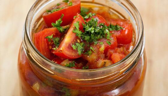 Вкуснейшая помидорная закуска к шашлыкам и картошке: взрыв вкуса всего за 15 минут