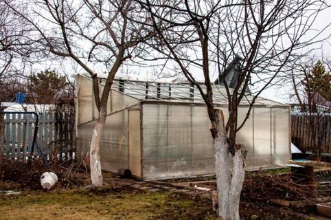 В марте теплице – срочно: сделаете так – каркас не рухнет и саженцы не сгниют