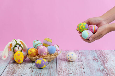 Обмотала яйца скотчем на Пасху: Получила такие узоры, что соседки позеленели от зависти