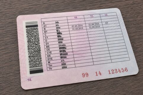 ГАИ штрафует водителей старше 40 лет из-за новой отметки в правах