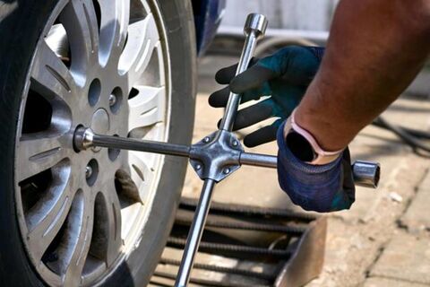 Секрет баллонного ключа, о котором молчат даже опытные водители: эта привычка из СССР может быть опасна для колес