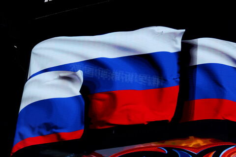 Фонтаны триколора: зимнее шоу в скверах Петербурга к 23 февраля