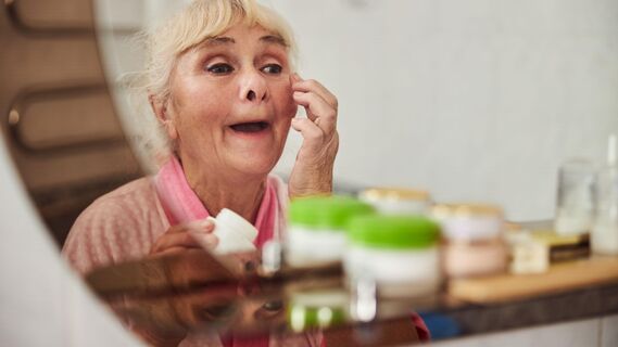 Этой косметикой нельзя пользоваться летом: пятен на коже не избежать