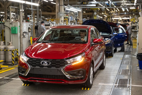 Поездил на Lada Iskra - и за АвтоВАЗ стало стыдно: что не так с "легковушкой" и стоит ли ее покупать