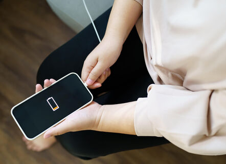 Вот что разряжает ваш телефон по ночам: 4 причины, о которых вы не догадывались