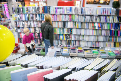 Дневник на вес золота и хитрости с гардеробом: собираем школьника без лишних трат