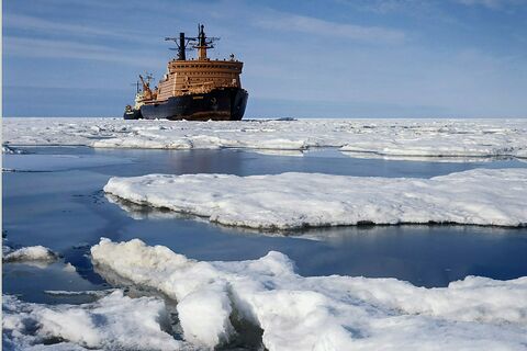 Атомный гигант «Сибирь» спас 165 судов от льдов Финского залива