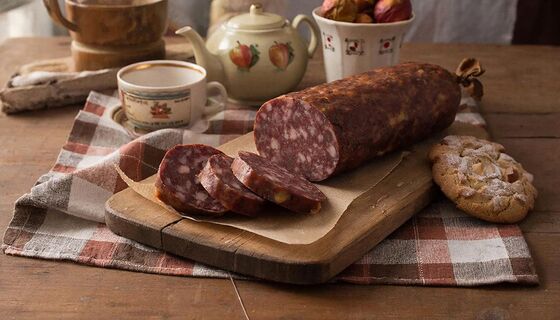 Рецепт из СССР, который до сих пор обожают: шоколадная колбаса без выпечки