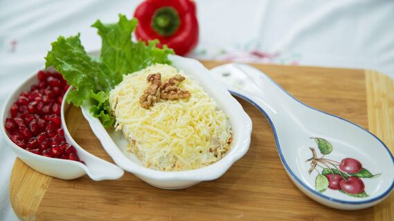 Вкусный и сытный салат понравится всем гостям