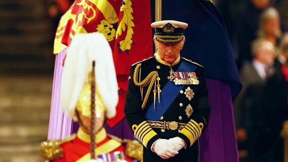 Мчался на вертолете: стали известны подробности последней встречи Карла III с матерью