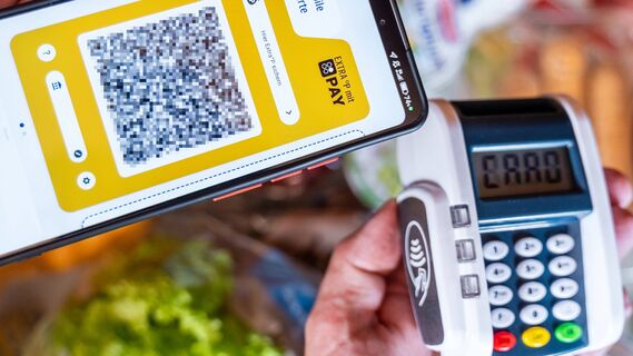 Почему в магазине просят платить по QR коду: выгода для продавца, морока для покупателя