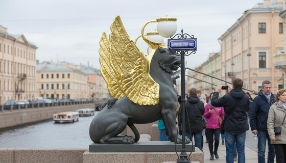 Как называется мост с грифонами в Санкт-Петербурге?