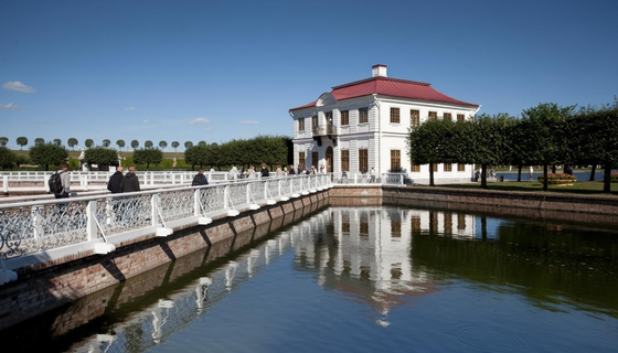 В чем архитектурные особенности дворца Марли в Петергофе?