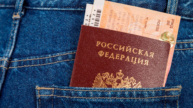 Паспортные столы Петербурга продлили часы работы из-за огромных очередей