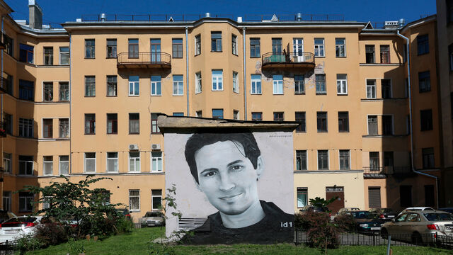 Какой еще Дуров? Петербуржцев возмутила табличка памяти основателя Telegram на жилом доме