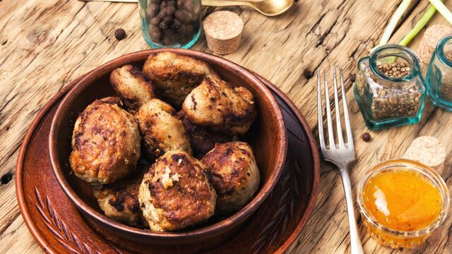 Нарезанный, натертый или прокрученный на мясорубке? Какой лук лучше всего добавлять в котлетный фарш