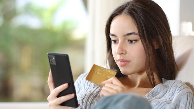 Зачем на маркетплейсах продают наклейки для банковских карт, и чем они опасны?