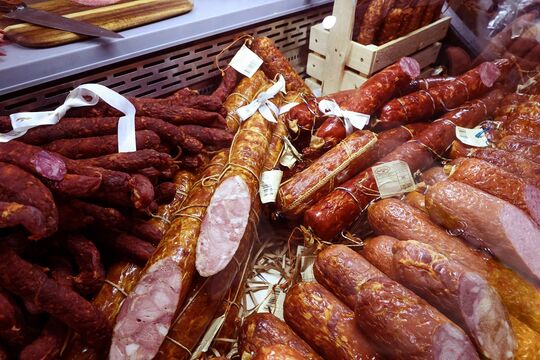 «Папа может», но стоит ли ему доверять: что нашли в колбасах популярного бренда
