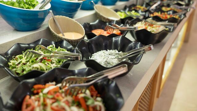 Какие продукты лучше не пробовать на отдыхе в отеле, чтобы не отравиться