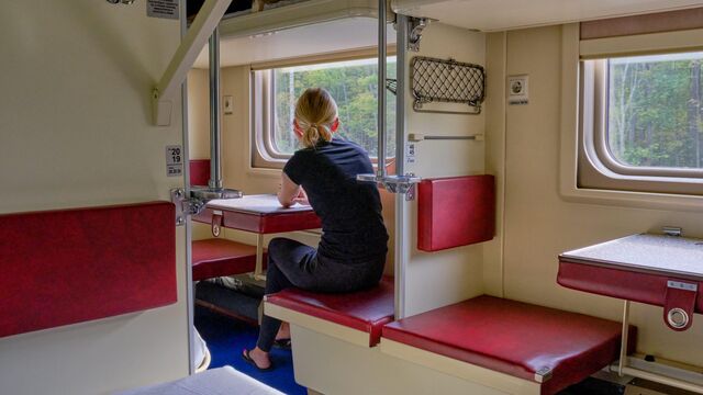 На меня напала старушка с тростью: случай в поезде, от которого мурашки по коже