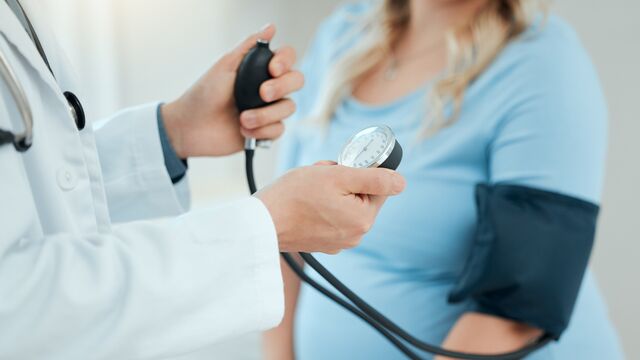 Сосудистый хирург рекомендует: 5 действий, чтобы снизить риск появления тромбов