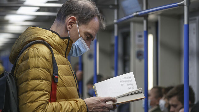 Кошки завладели умами петербуржцев: какие книги читают горожане в метро
